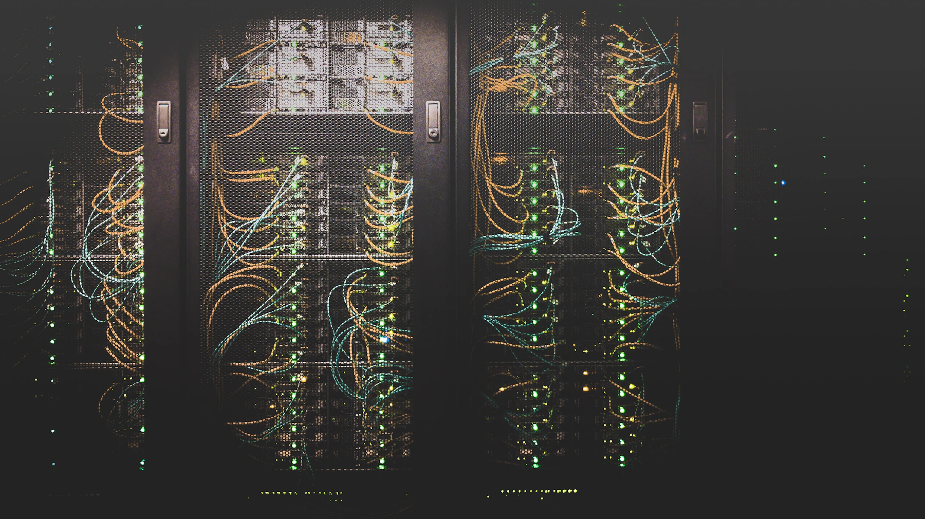 Corredor de data center com racks de servidores iluminados em tons de azul